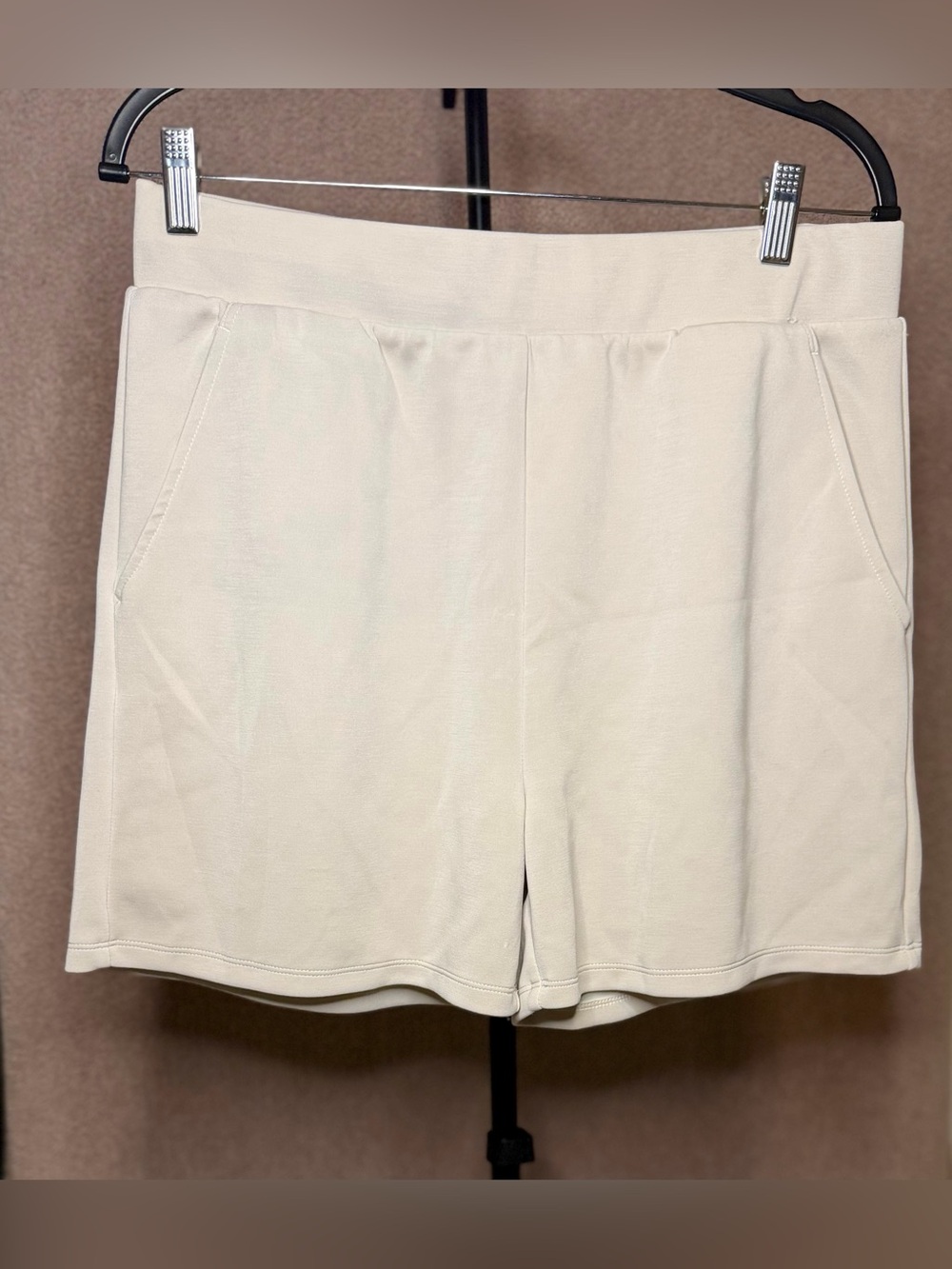LazyPants Women’s Cream High Waist Pull On Shorts Size Large L Minimalist